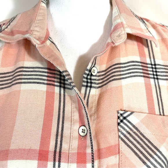 DULUTH TRADING woman's plaid shirt/jacket Peach and Black Cross back Fla… - Picture 3 of 13